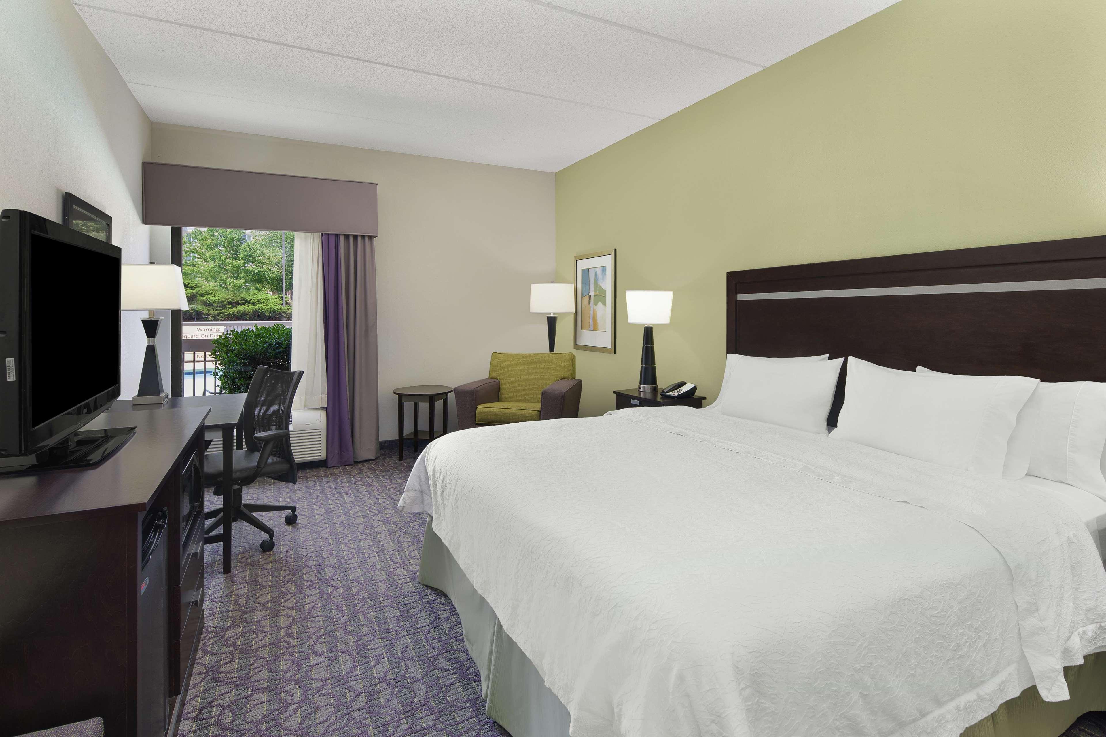 Hampton Inn Atlanta-Town Center/Кеннесо Экстерьер фото