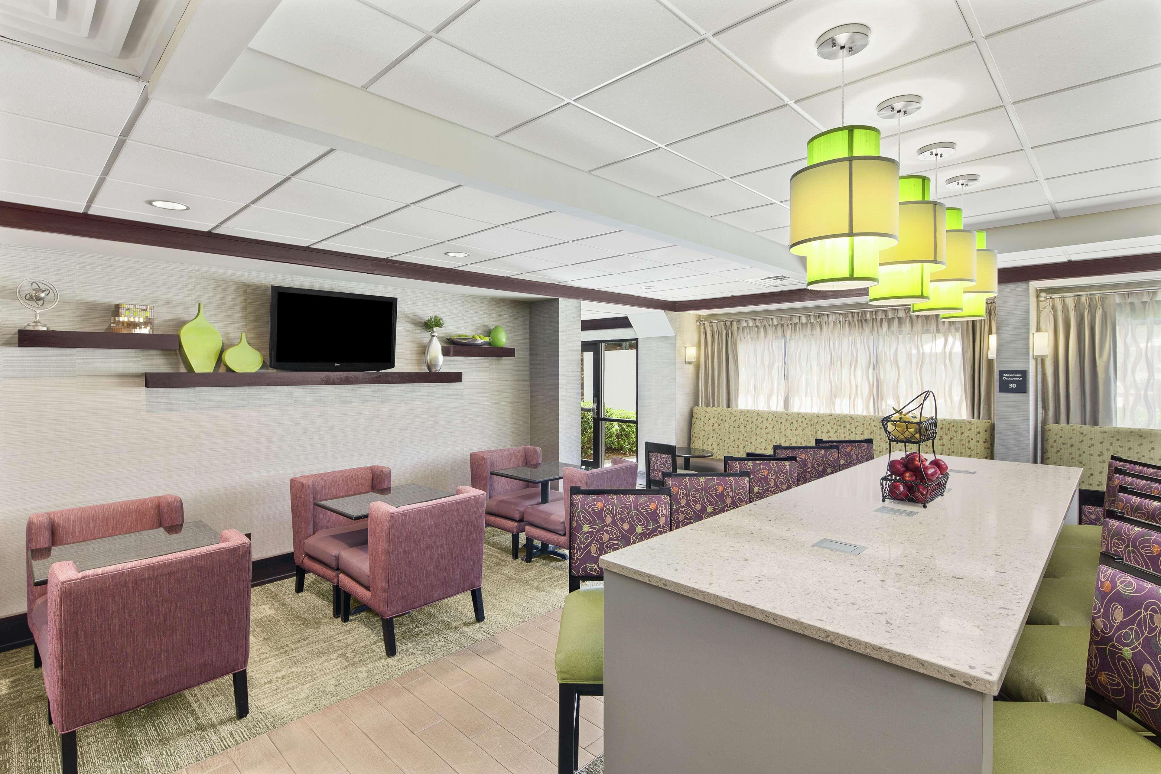 Hampton Inn Atlanta-Town Center/Кеннесо Экстерьер фото