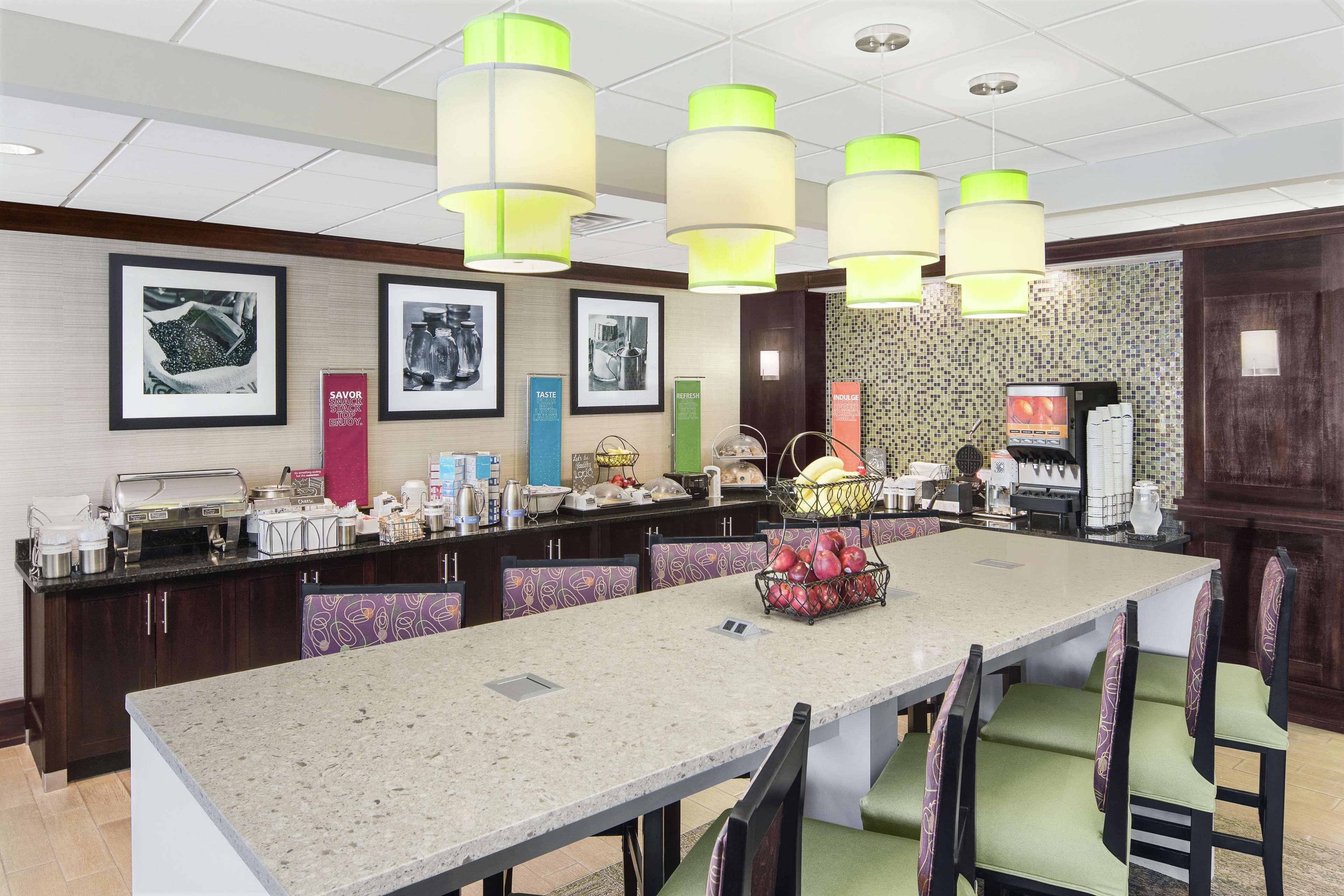 Hampton Inn Atlanta-Town Center/Кеннесо Экстерьер фото
