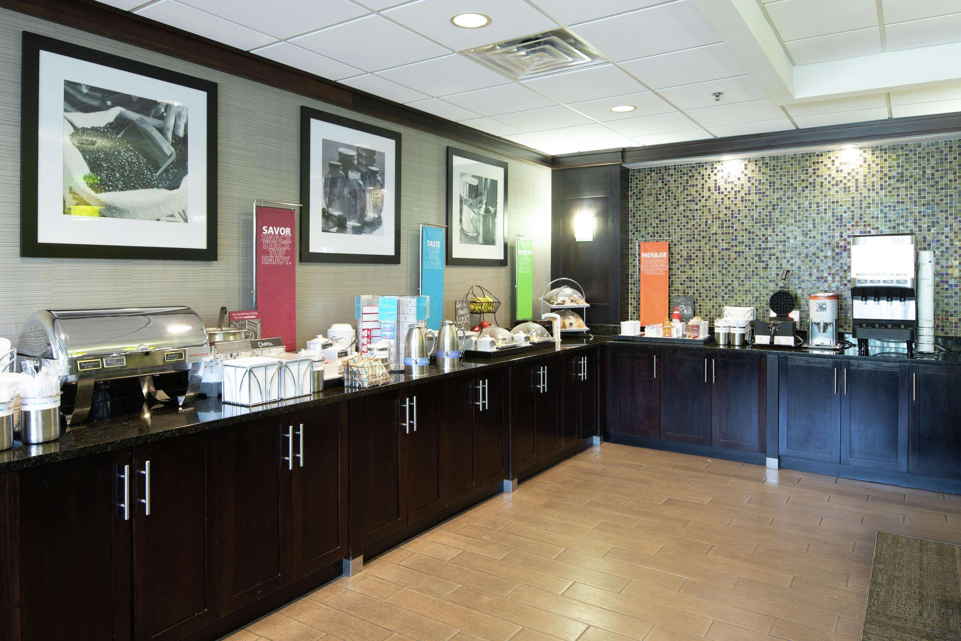 Hampton Inn Atlanta-Town Center/Кеннесо Экстерьер фото