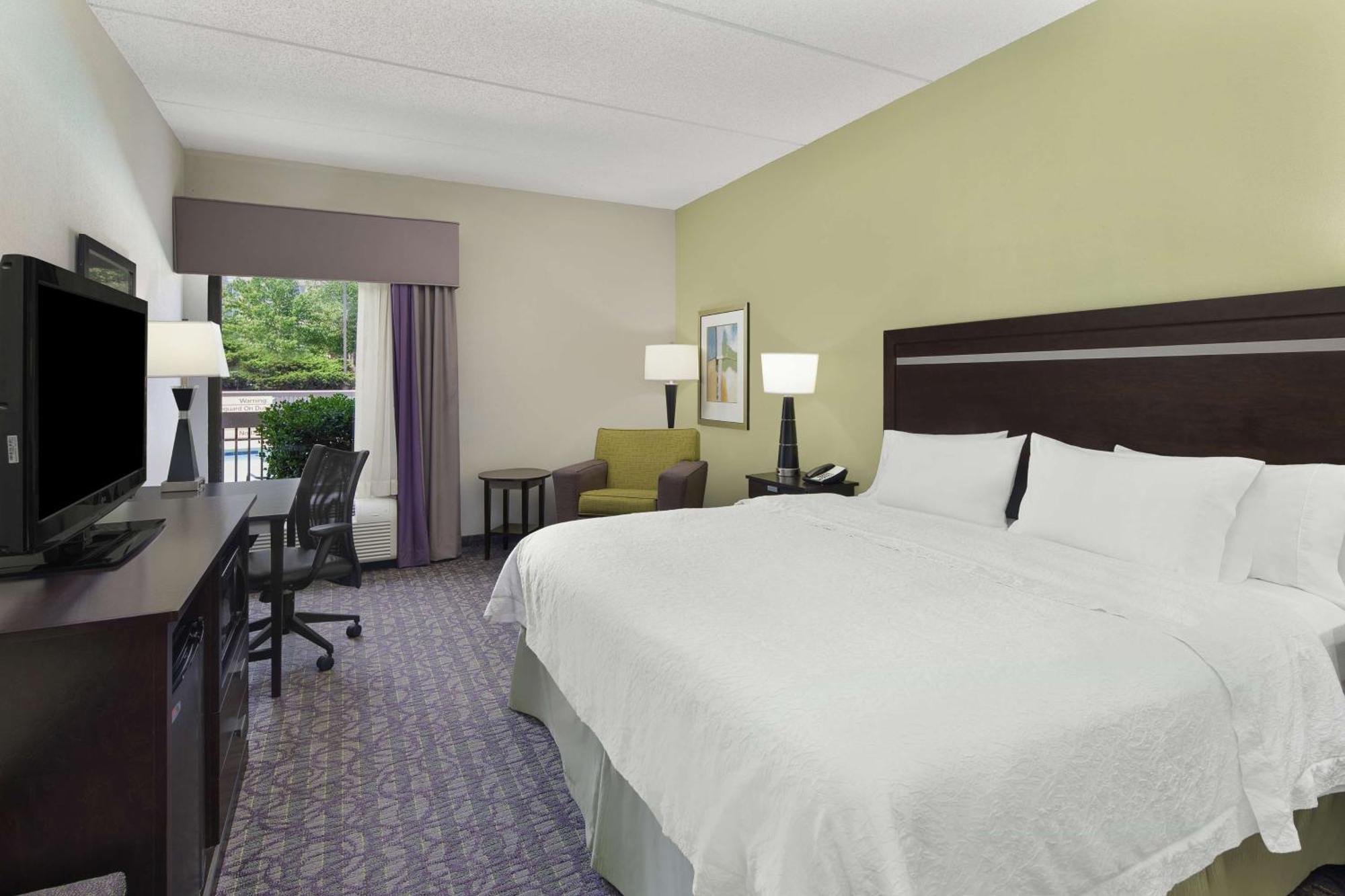 Hampton Inn Atlanta-Town Center/Кеннесо Экстерьер фото