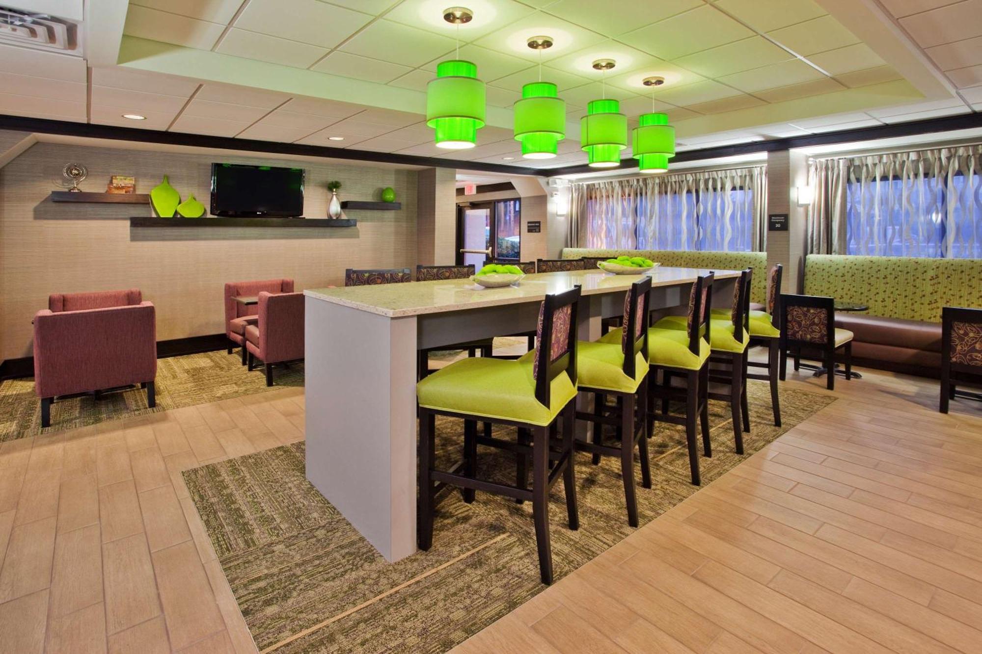 Hampton Inn Atlanta-Town Center/Кеннесо Экстерьер фото