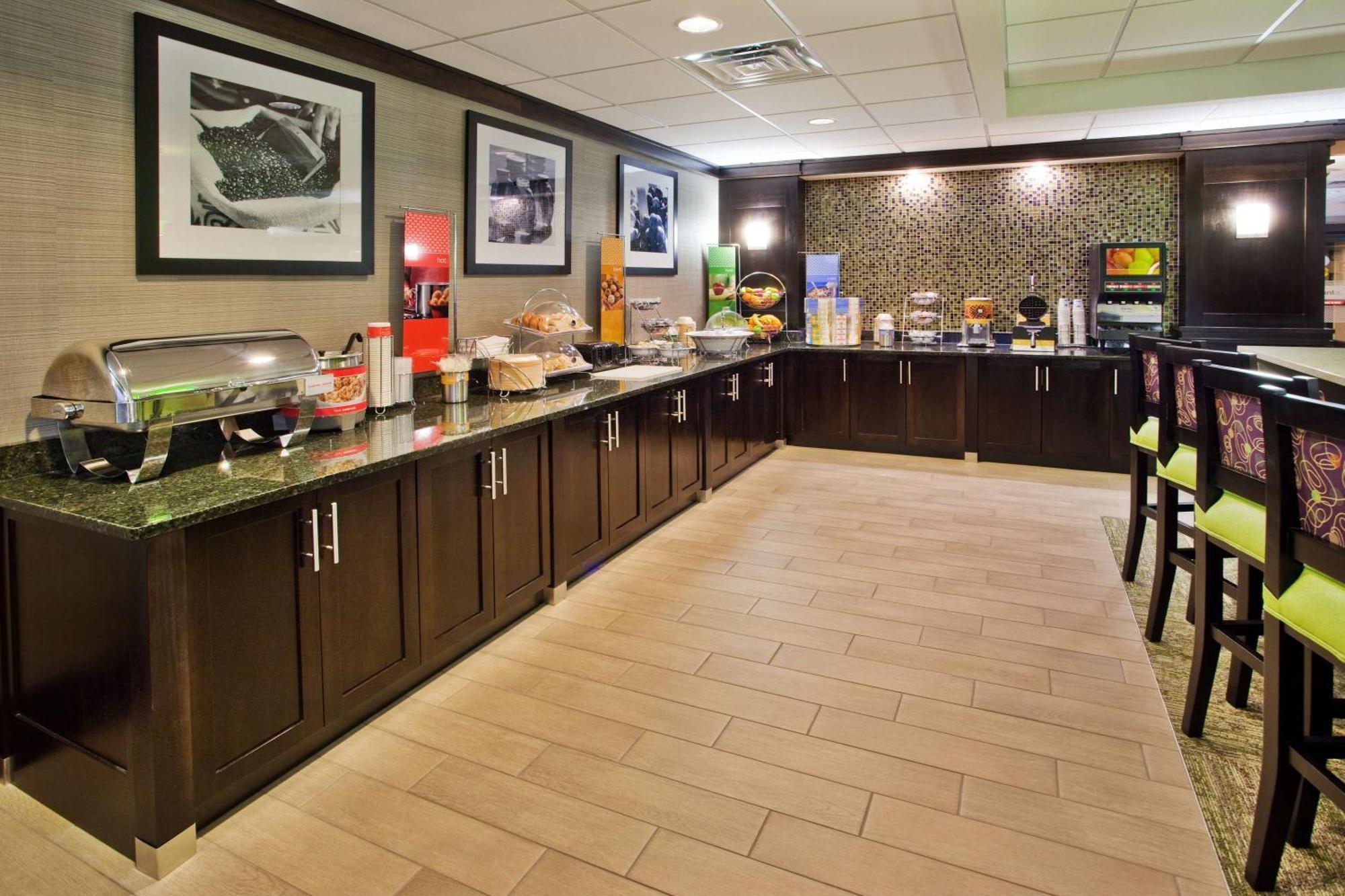 Hampton Inn Atlanta-Town Center/Кеннесо Экстерьер фото