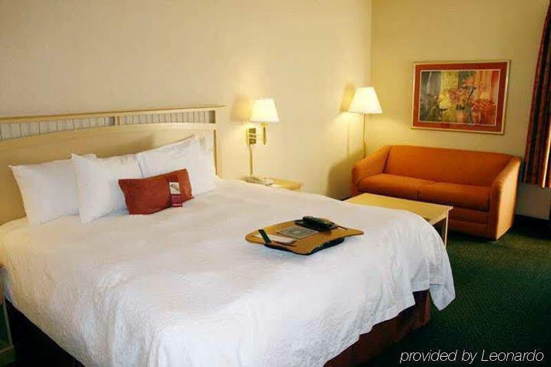 Hampton Inn Atlanta-Town Center/Кеннесо Экстерьер фото
